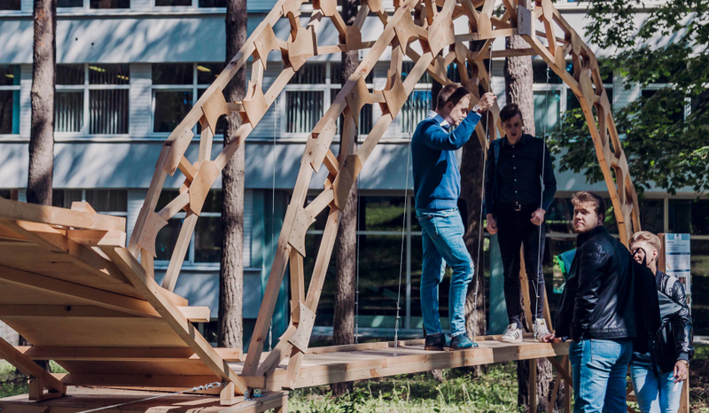 Studentų kurti tiltai papuošė VGTU vidinį kiemą